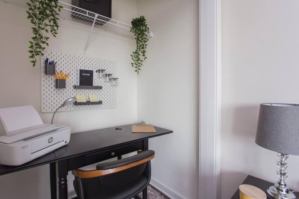 Quaint W/pool Table/patio By Italian Market Apartment *